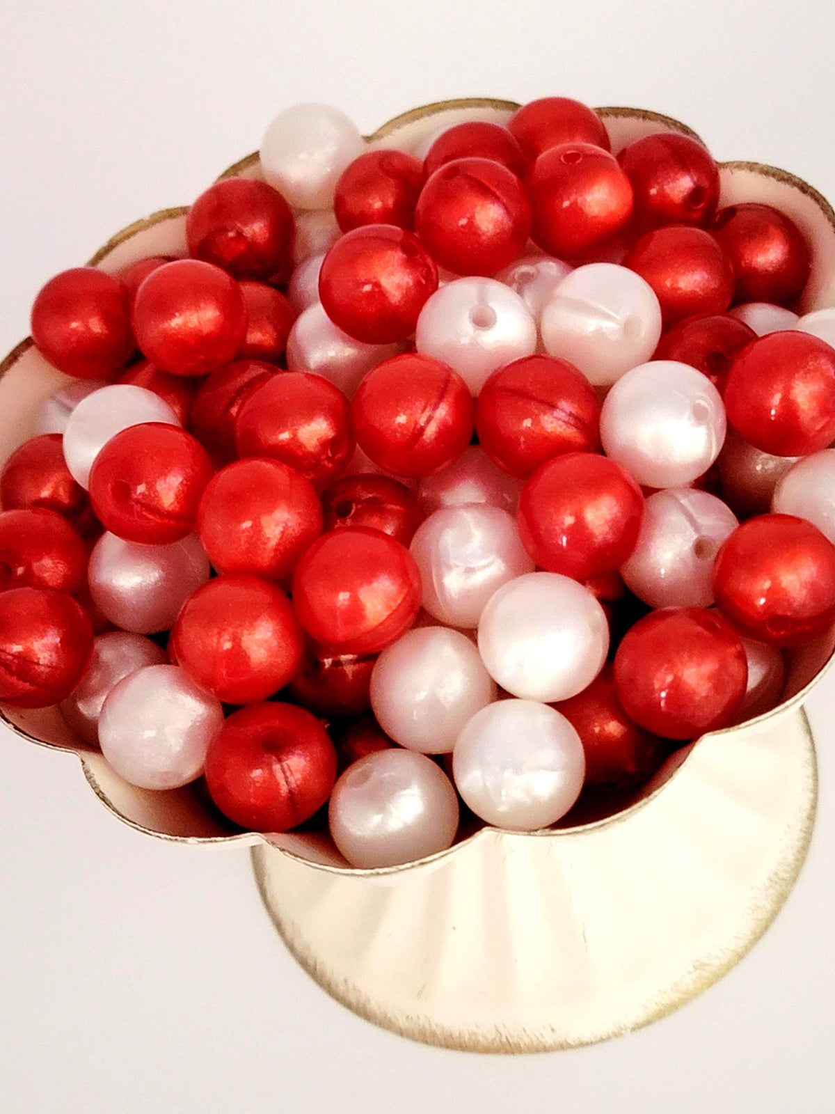 16mm Red and White Glossy Shimmer Christmas Acrylic Beads (Set 0f 20) - Mix Holiday Beads for DIY Crafts, Pens, Jewelry and Chunky Keychains