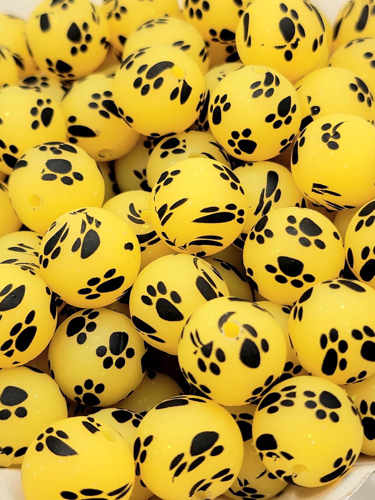 15mm Printed Yellow Glitter Paw Print Silicone Bead – Round Sparkle Pet Beads for Pens & Wristlets