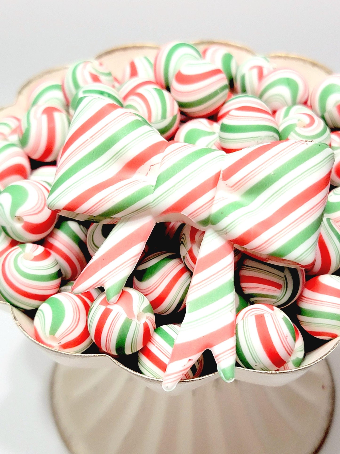 15mm Printed Green & Red Candy Cane Stripe Silicone Beads – Christmas Round Beads for Pens & Wristlets
