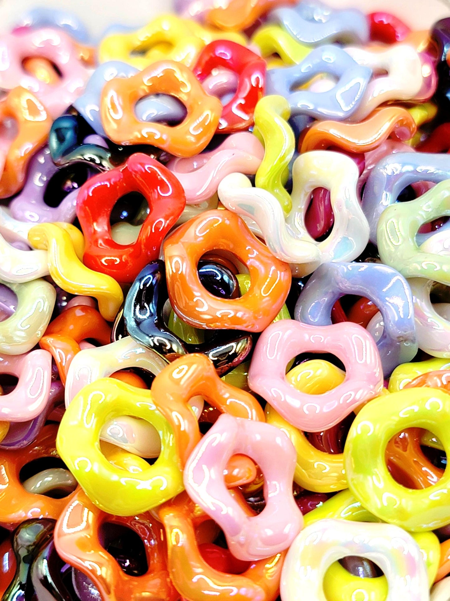 16mm UV Shiny Wavy Acrylic Spacer Beads (Pack 25) – Colorful Mix