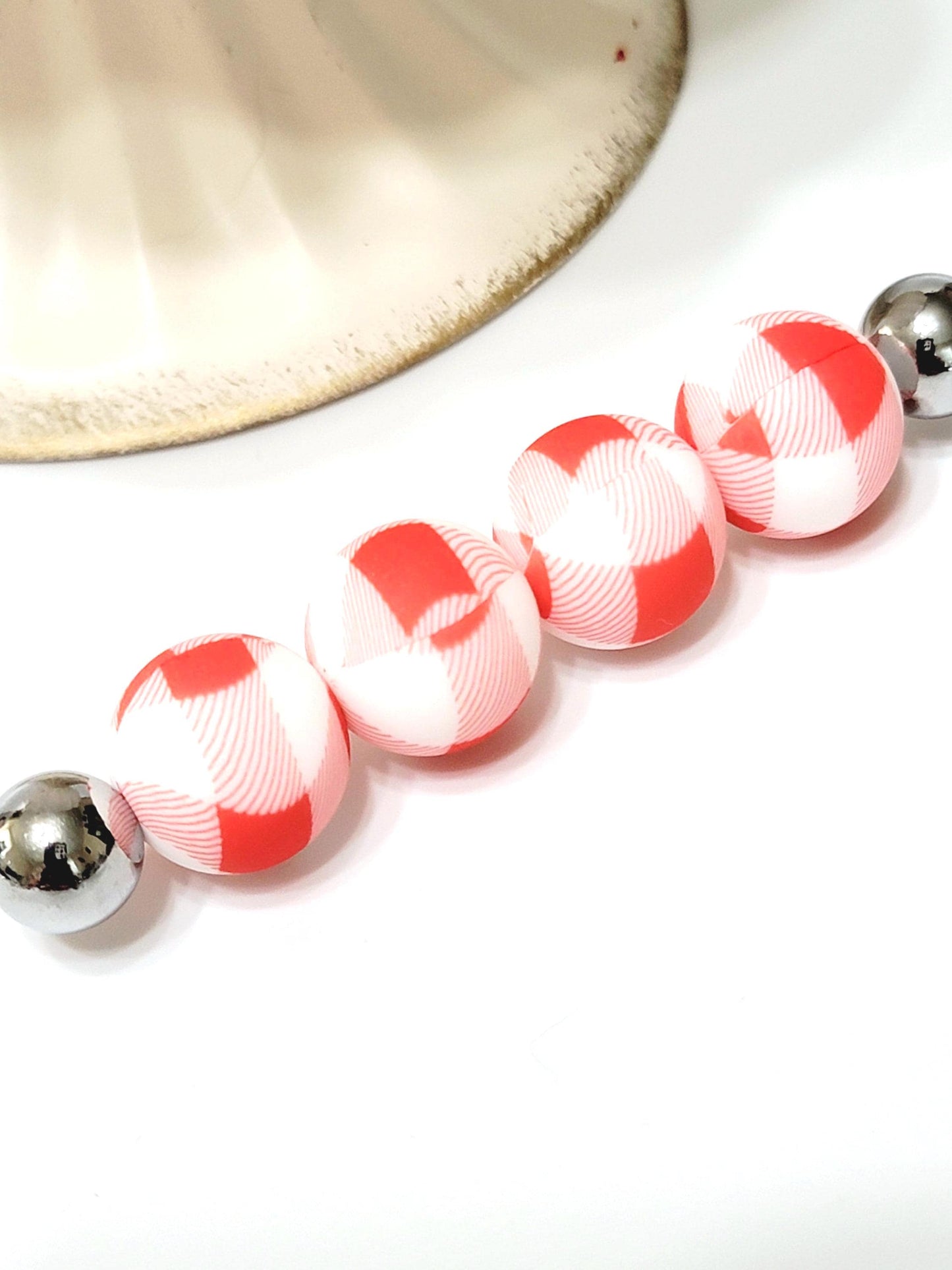 15mm Printed Red & White Checkered Plaid Silicone Bead – Round Christmas & Summer Print Beads for Pens & Wristlets