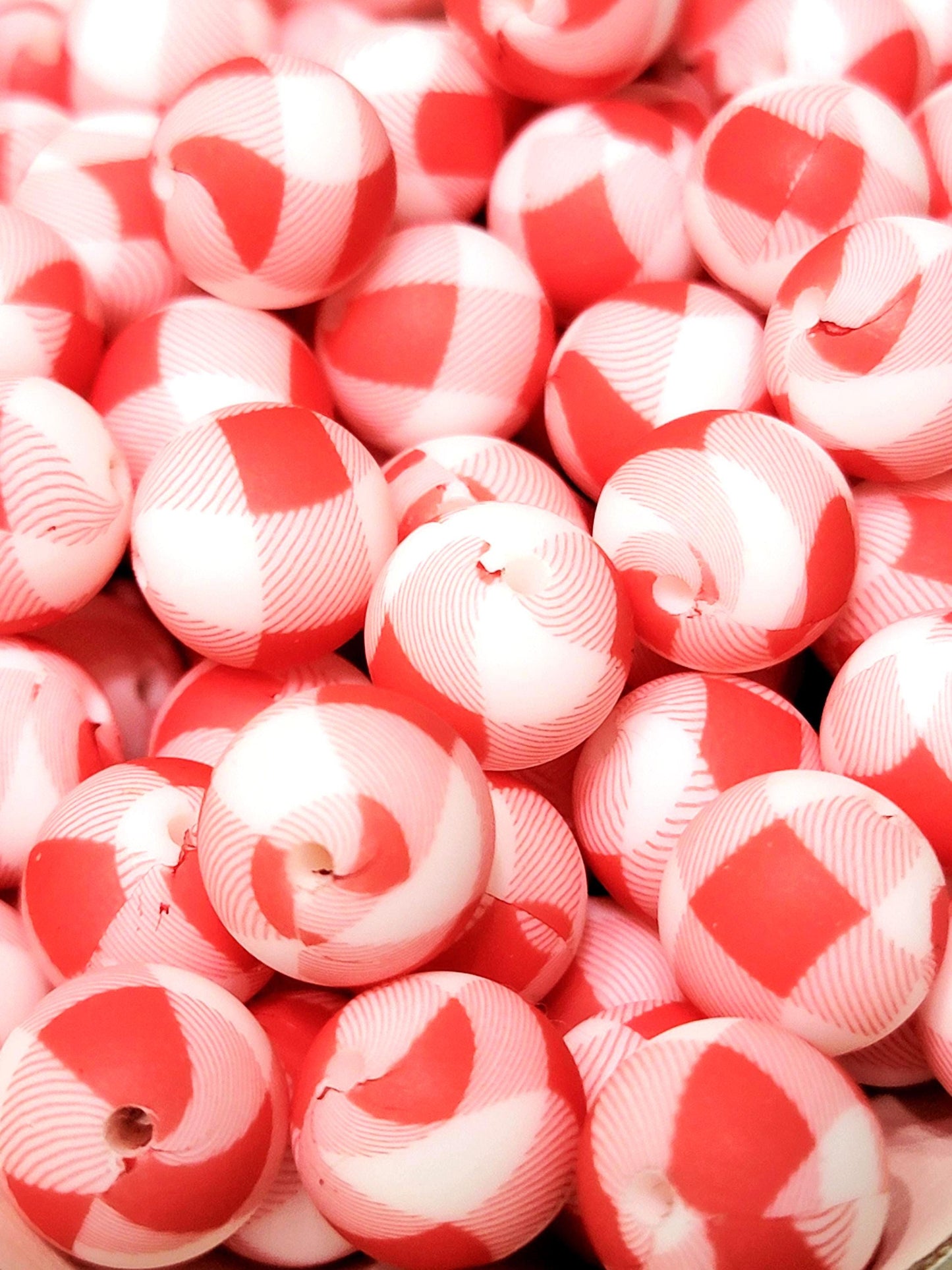 15mm Printed Red & White Checkered Plaid Silicone Bead – Round Christmas & Summer Print Beads for Pens & Wristlets