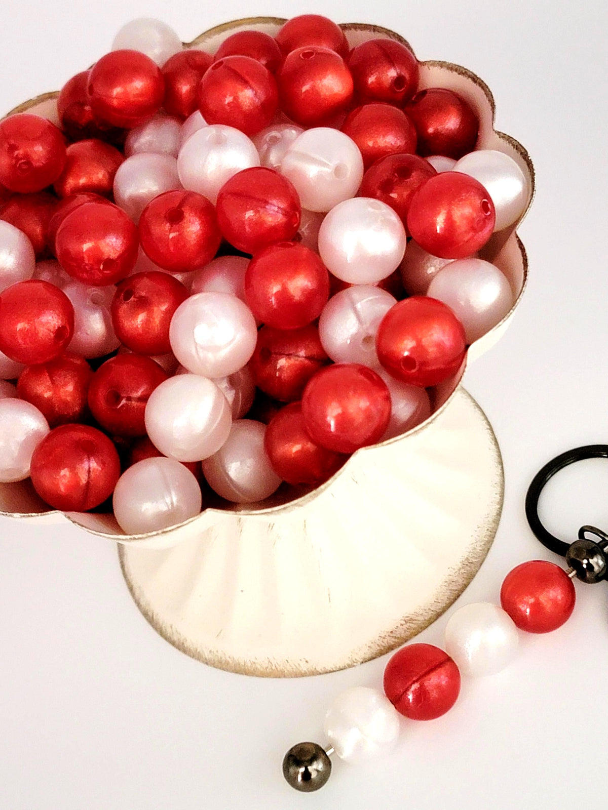 16mm Red and White Glossy Shimmer Christmas Acrylic Beads (Set 0f 20) - Mix Holiday Beads for DIY Crafts, Pens, Jewelry and Chunky Keychains